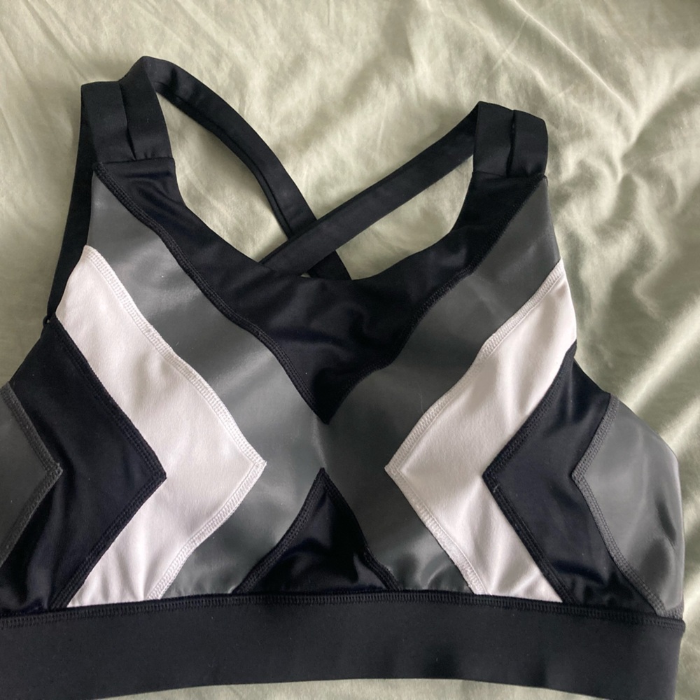 Black, White & Gray Chevron Sports Bra Urban Savage size M adjustable back